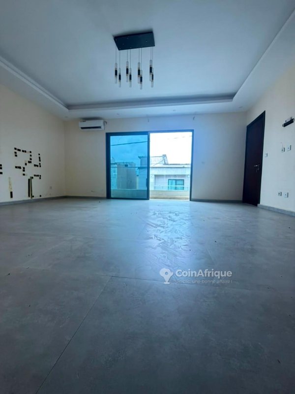 Location villas duplex 7 pièces - Cocody faya génie 200 cité des grace
