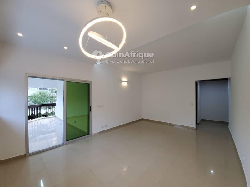 Location appartement 3pièces à Cocody rivera golf dans les tours au 1er étage