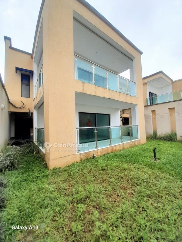 Location villa duplex 5 pièces à Cocody-angré 8ème teanche