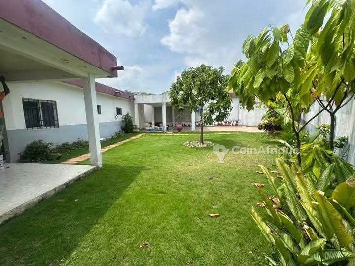 Location villa basse 5 pièces avec piscine | Cocody Riviera 3 lycée français‎
