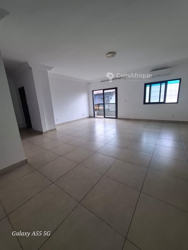 Location appartement 3 pièces à Cocody-angré 8ème tranche