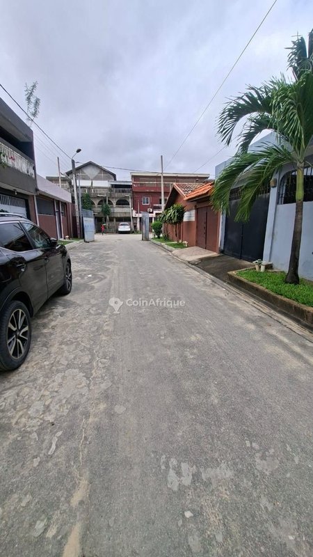 Vente villa 4 pièces + 2 dépendances à Cocody-angré