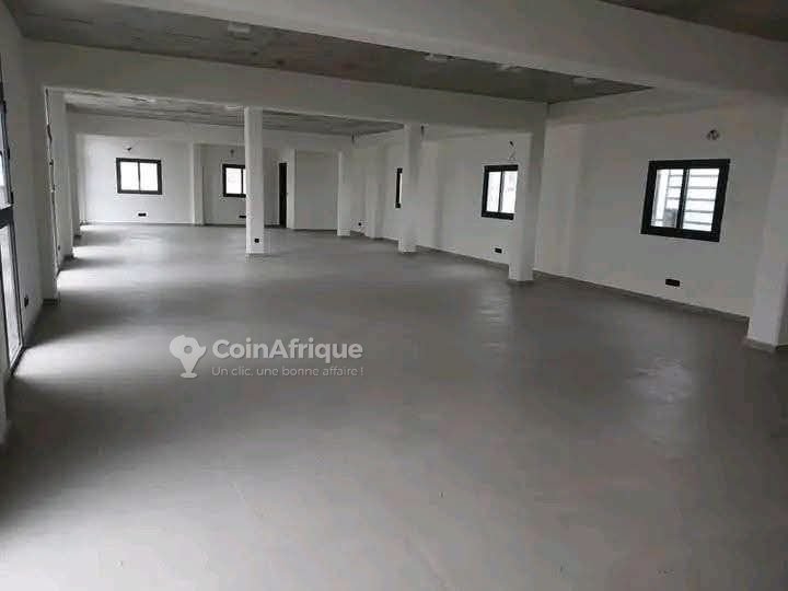 Location magasin et bureaux à la 8ètranche