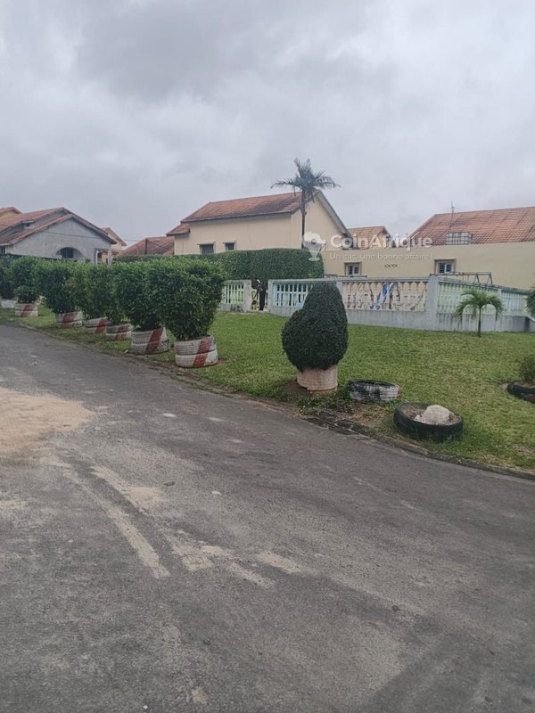 Location villa duplex de 5 pièces à cocody angre 8eme tranche cité arcade 2