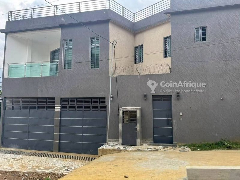 Location villa duplex 6 pièces - Cocody angre 8eme tranche non loin de la cité diaspora