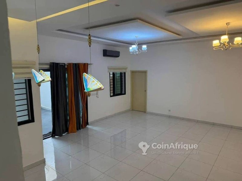 Location villa duplex 6 pièces - Cocody angre 8eme tranche non loin de la cité diaspora — photo 4