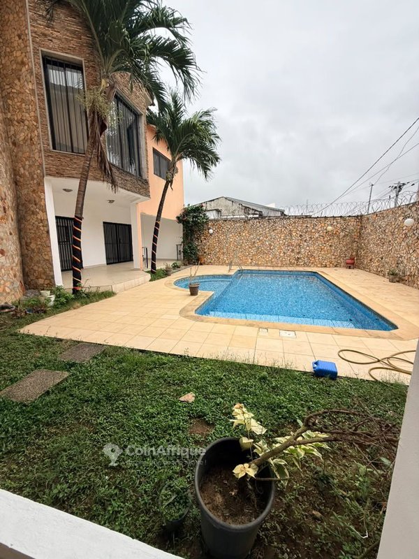 Location villa duplex 6 pièces à Cocody Riviera 4 cité blanche