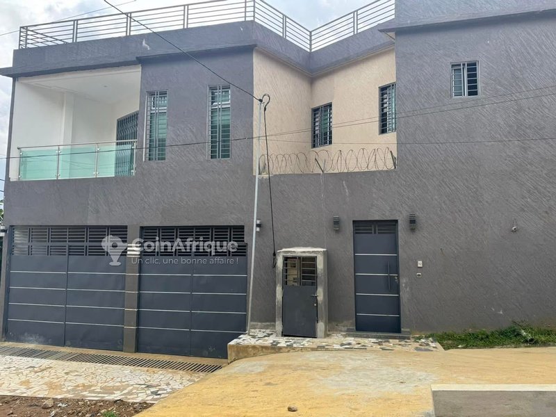 Location villa duplex 6 pièces- Angré 8ème tranche non de la cité diaspora