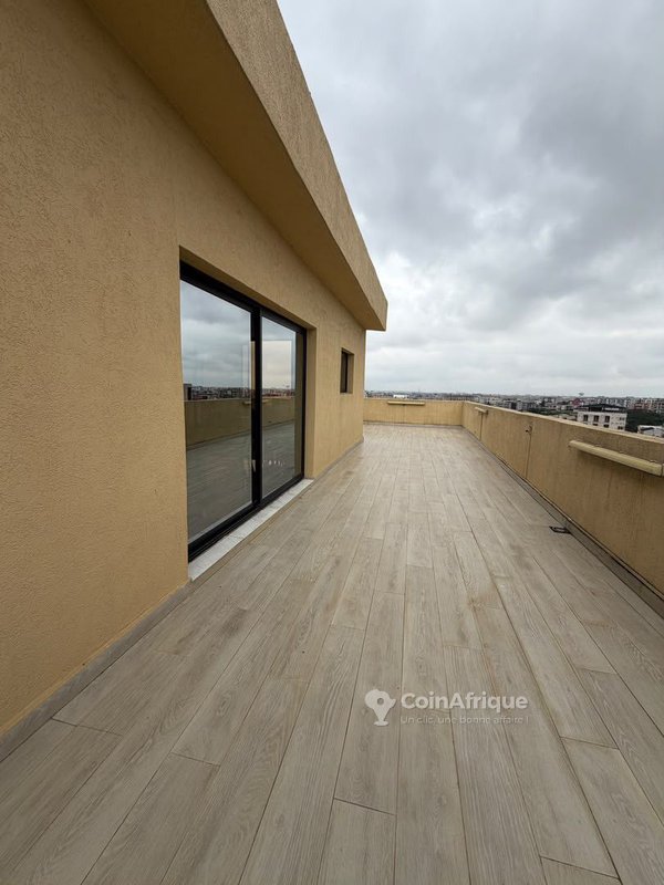 Ente penthouse de 4 pièces au CHU Angré