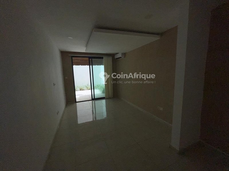 Location appartement 4pièces - Cocody 2plateaux les valons zone ambassade de ghana au rez-de-chaussée