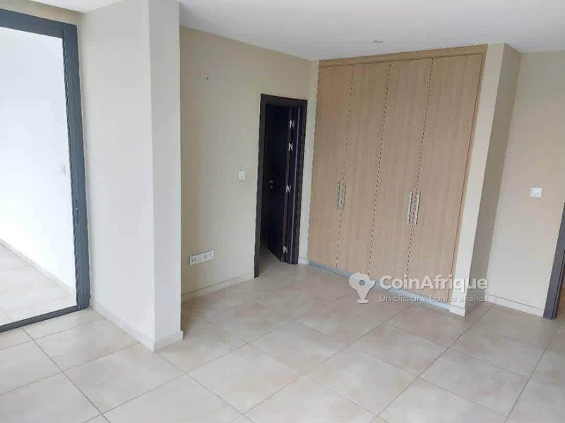 Location appartement 3 pièces - Cocody centre — photo 4