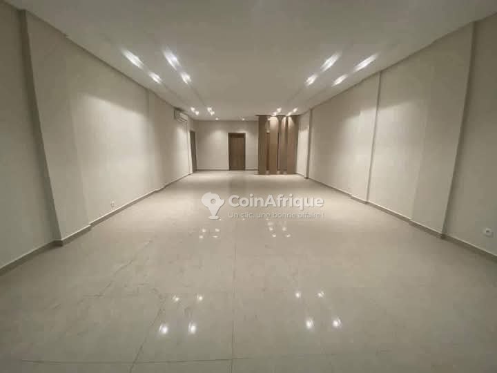 location appartements 4 pièces non loin abidjan mall avec ascenseur- cocody