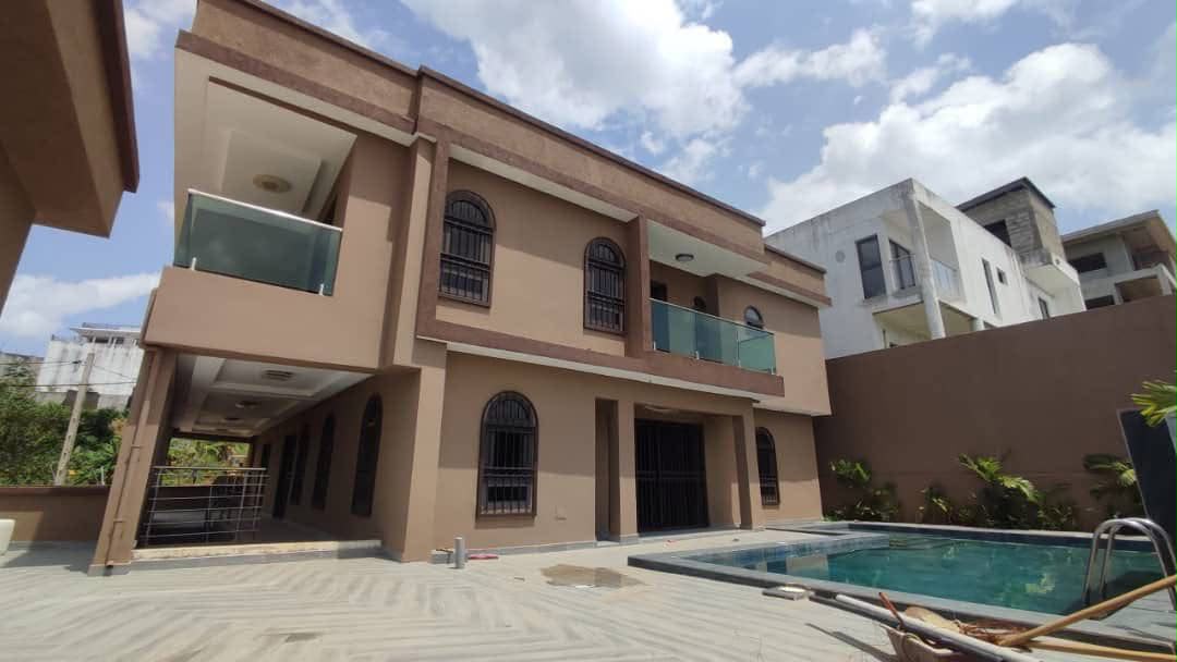 VILLA DUPLEX MODERNE DE 8 PIÈCES AVEC PISCINE