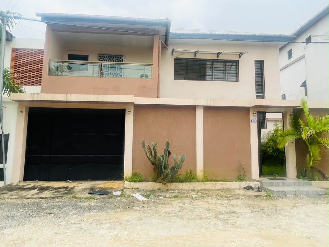 VILLA DUPLEX 7 PIÈCES SITUÉ SUR LA ROUTE DE BASSAM CITÉ SIPIM A 15 MINUTES DE L’AÉROPORT