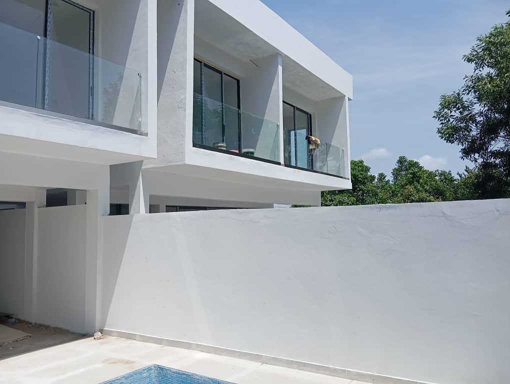 À VENDRE – ASSINIE PK 16 Superbes villas duplex de 6 pièces