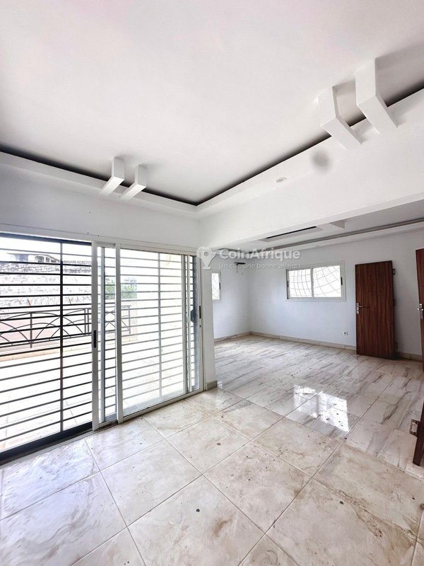 Location villa triplex 5 pièces Angre 9 ème tranche
