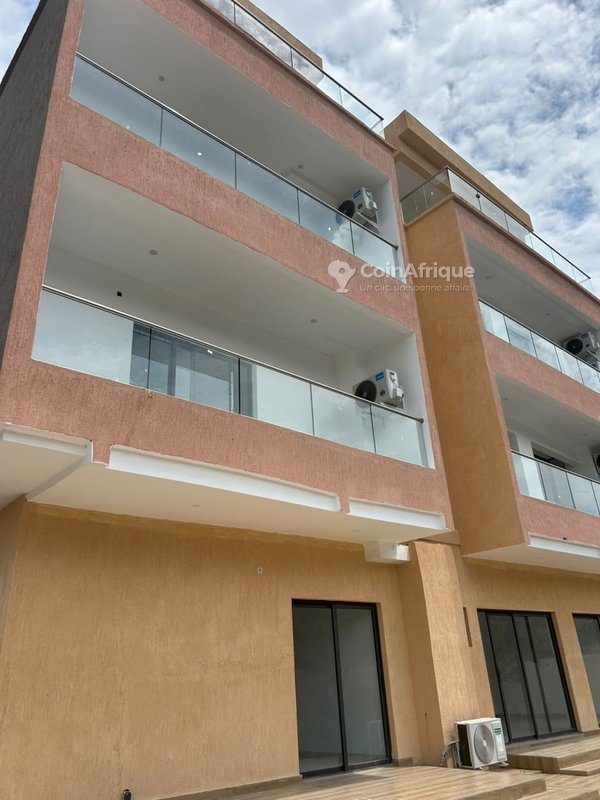 Location appartement 4 pièces avec cour privative – Angre cite cascade