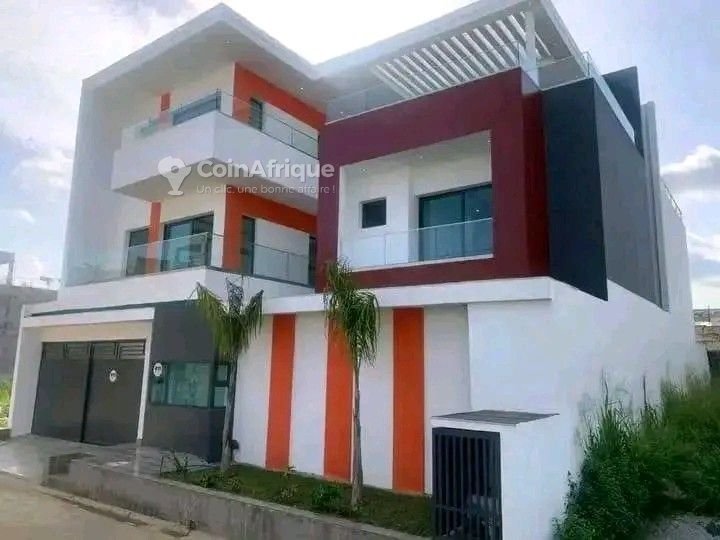 Vente villa triplex haut standing 6 pièces Cocody angré cité Gestoci