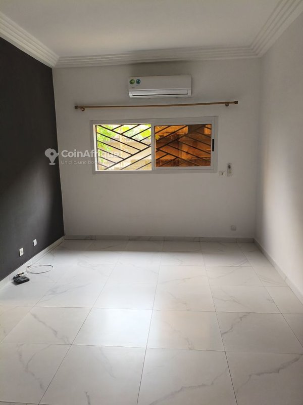 Location appartement 3 pièces à Cocody Riviera 4
