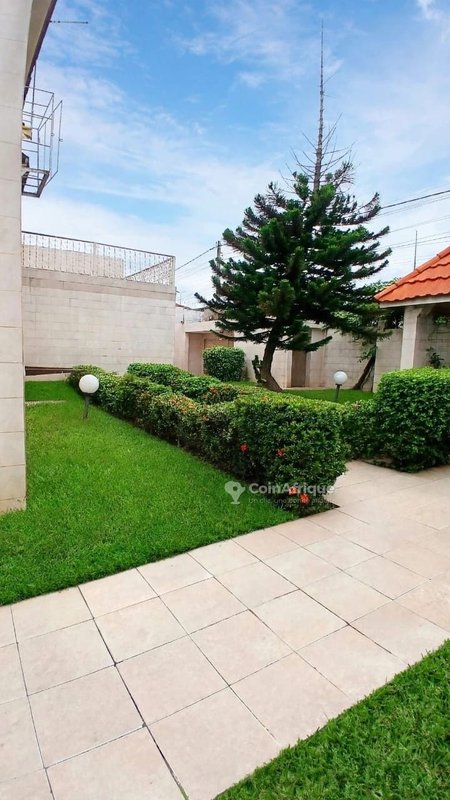 Duplex de 15piece a louer située à cocody angre 8eme tranche en bordure de voie principale idéal pour des bureaux