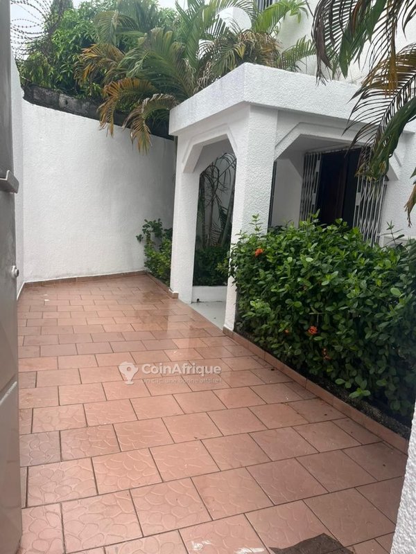 Location villa 5 pièces Cocody || Angré 7e tranche