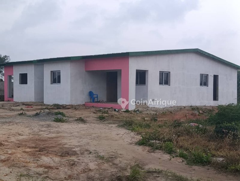 Villa basse de 4 pièces en vente à bingerville derrière mère et enfant à adjin