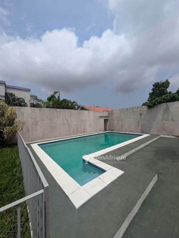 Location villa duplex de 7 pièces à Cocody Rivera golf 4 mel Théodore