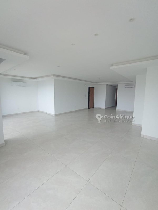 Location appartement de standing 5 pièces + piscine - Cocody Riviera m'badon