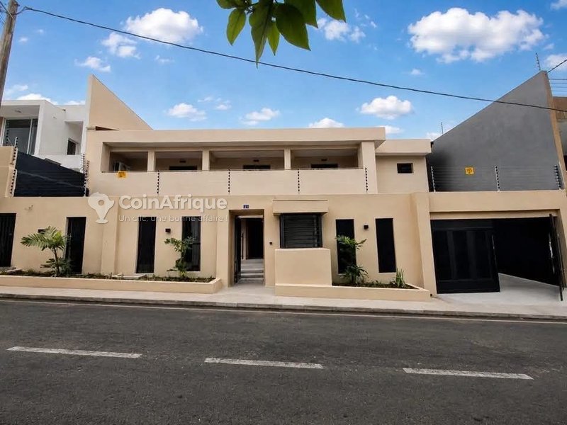 Vente villa duplex de 7 pièces à cocody rivera 4 cité sinakassi 2