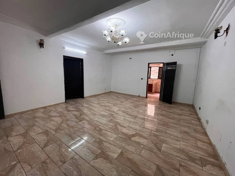Vente appartement 4 pièces au rez-de-chaussée à cocody 2plateaux les valons non loin du 12eme arrondissement