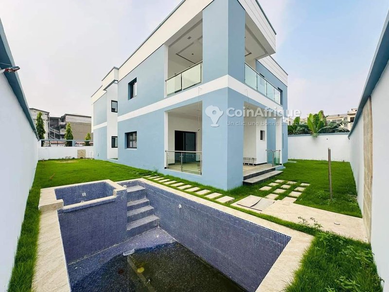 Vente villa 8 pièces à Cocody Angré Zone Chu