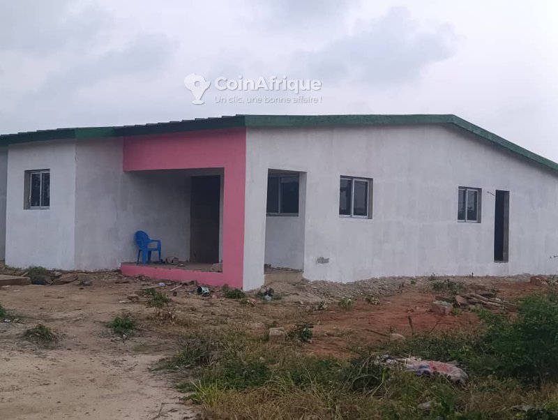 Vente villa basse de 4 pièces en à bingerville derrière mère et enfant
