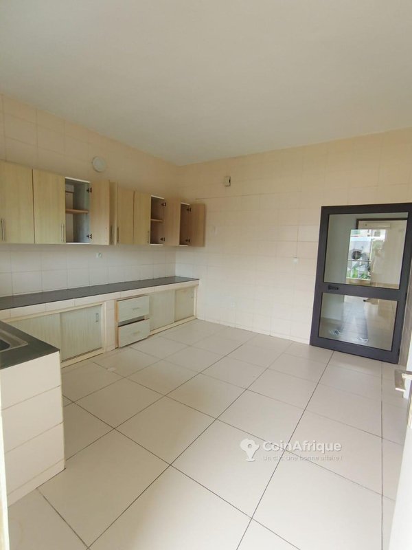 location appartement de standing 4 pièces + dépendance sur 300 m2 - cocody riviera m'badon