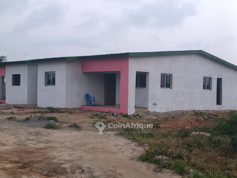 Vente villa basse de 4 pièces à bingerville derrière mère et enfant à adjin