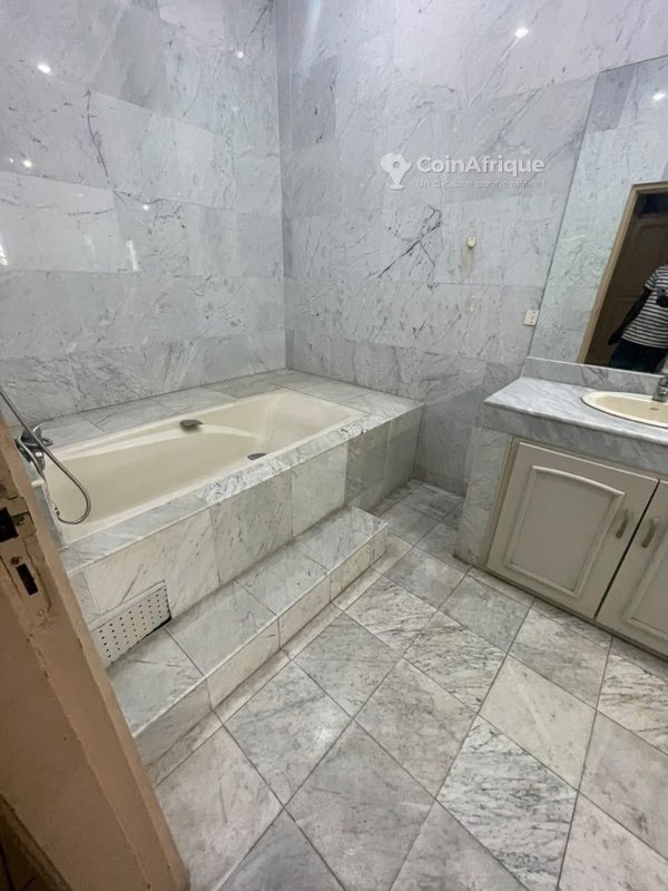 Location villa 8 pièces - cocody centre vers la mairie — photo 4