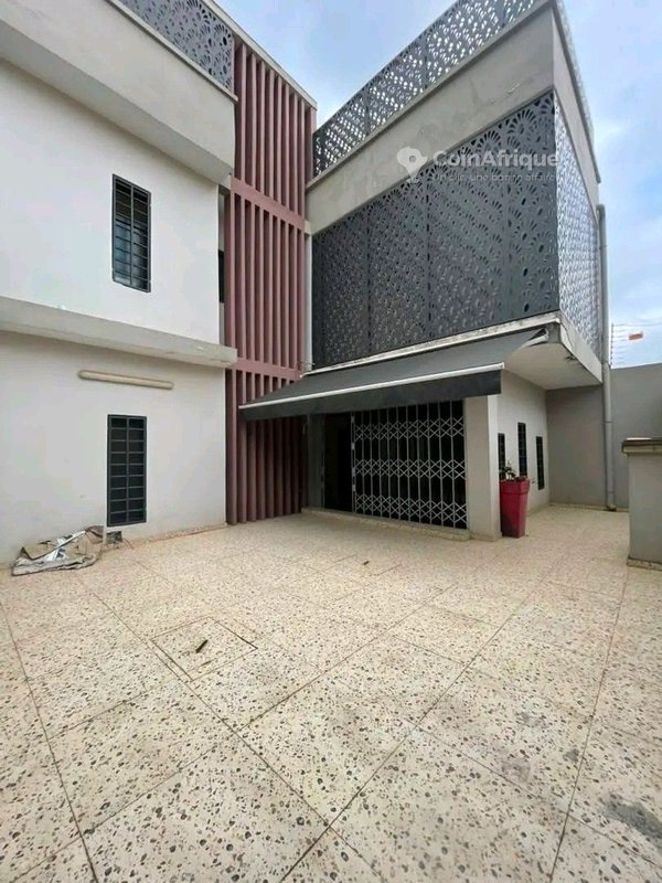 LOCATION VILLA DUPLEX DE 5 PIÈCES - COCODY ANGRÉ NOUVEAU CHU - ZONE BITUMÉE 4 chambres dont la principale a une baignoire et un bureau un grand salon un petit salon privé en haut 2 grandes
