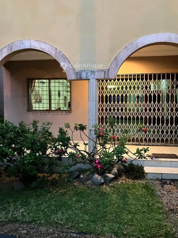 Vente villa duplex 8 pièces pièces à Cocody-angré cité Arcades 4