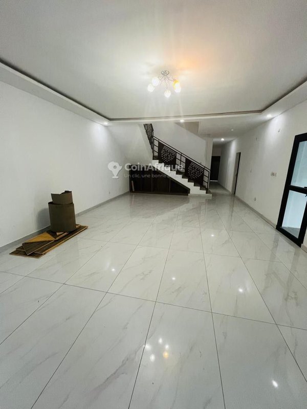 Vente villa duplex 7 pièces avec piscine - Angré Nouveau Chu