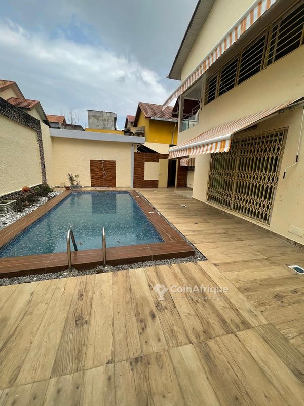 Location villa duplex de standing 6 pièces + piscine - cocody 2 plateaux 8eme tranche cité arcade